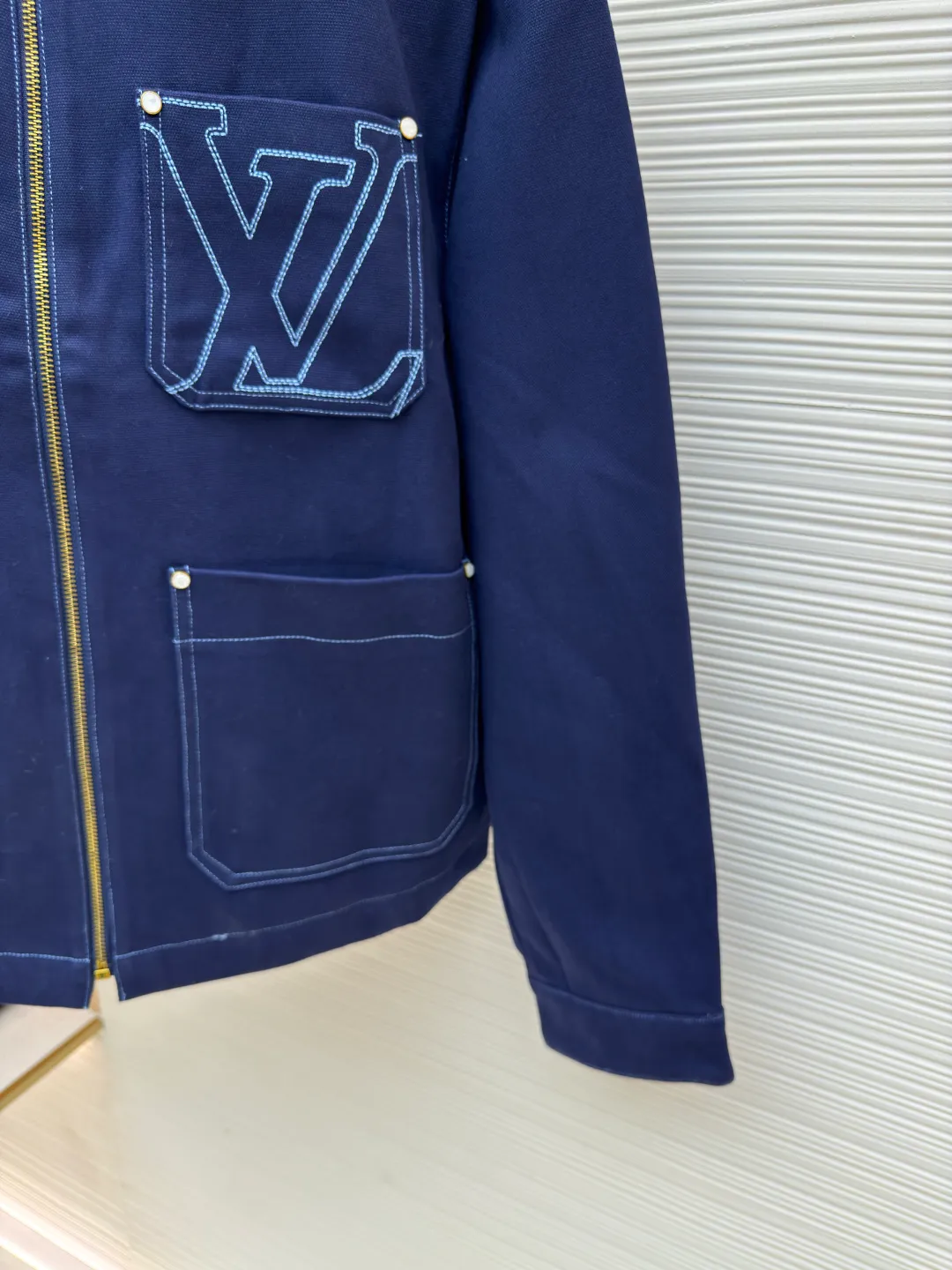 LOUIS VUITTON Winter Solstice Denim Work Clip ●Original version: Purchased and developed for 28500 ●Item number: 1680749-C45 ●Fabric: royal blue thickened beaded canvas fabric ●Technology: made on a positioning cutting machine ●Version: fitted version ●Weight: about 1315 grams ●Size: 46-48-50-52 ●Description: Has a comfortable wool collar and Monogram quilted lining, with topstitching incorporated into the chest pocket and rear respectively. LV logo and suede LV patch. Pearlescent rivets and buttons give it a dandy feel, matching the style. The overall wiring is straight and delicate, the fabric is comfortable and soft, and the color is consistent without color difference. It can be matched with the same style to create a fashionable look and control various occasions. Customized accessories, complete with three standards, same style for men and women!